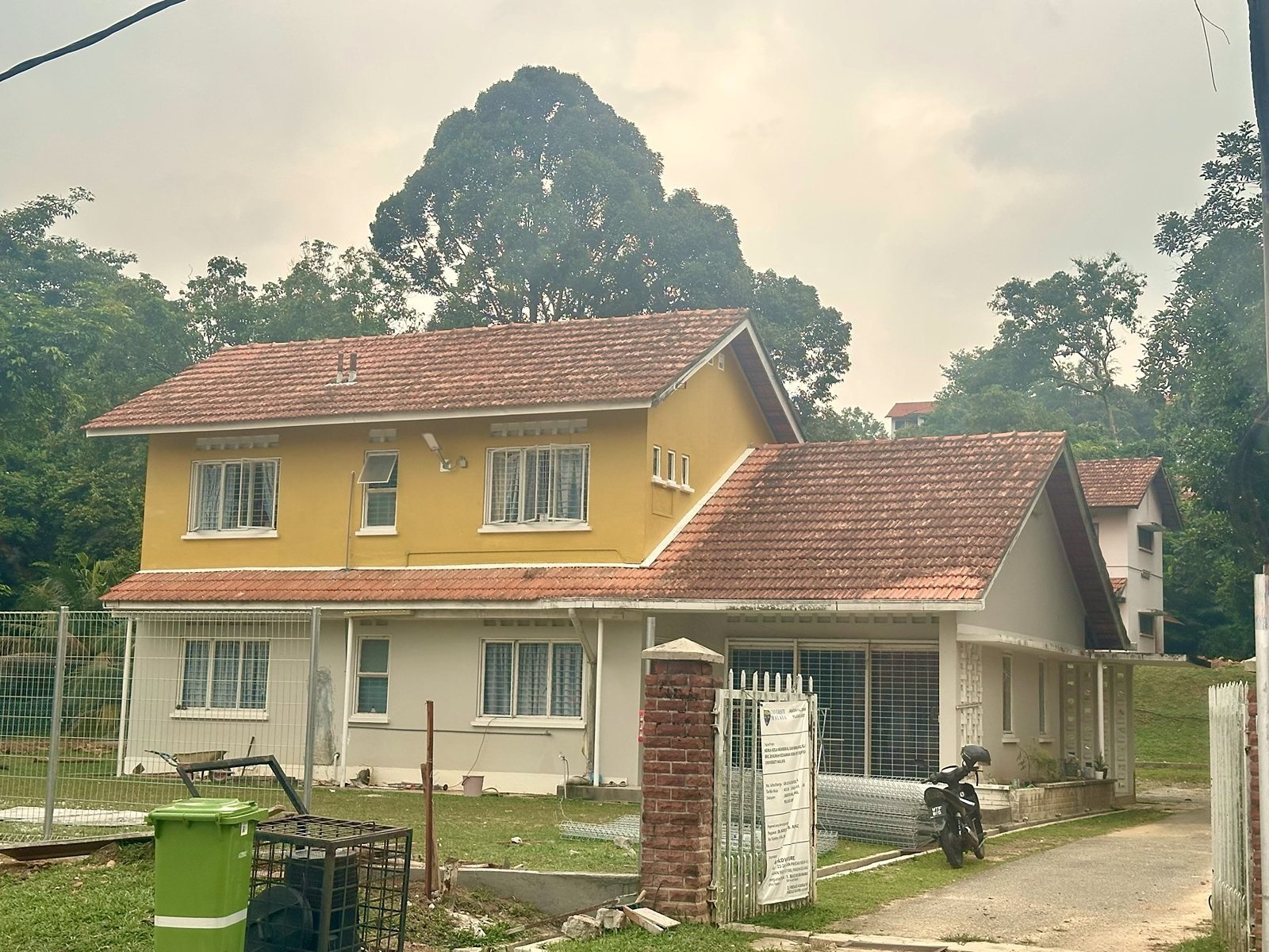 RKS 2, a two storey house under a large tree